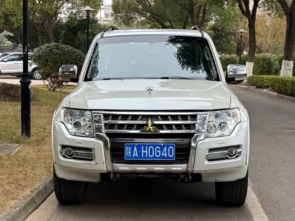 MITSUBISHI PAJERO