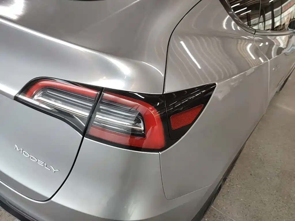 Tesla Model Y — миниатюра 8