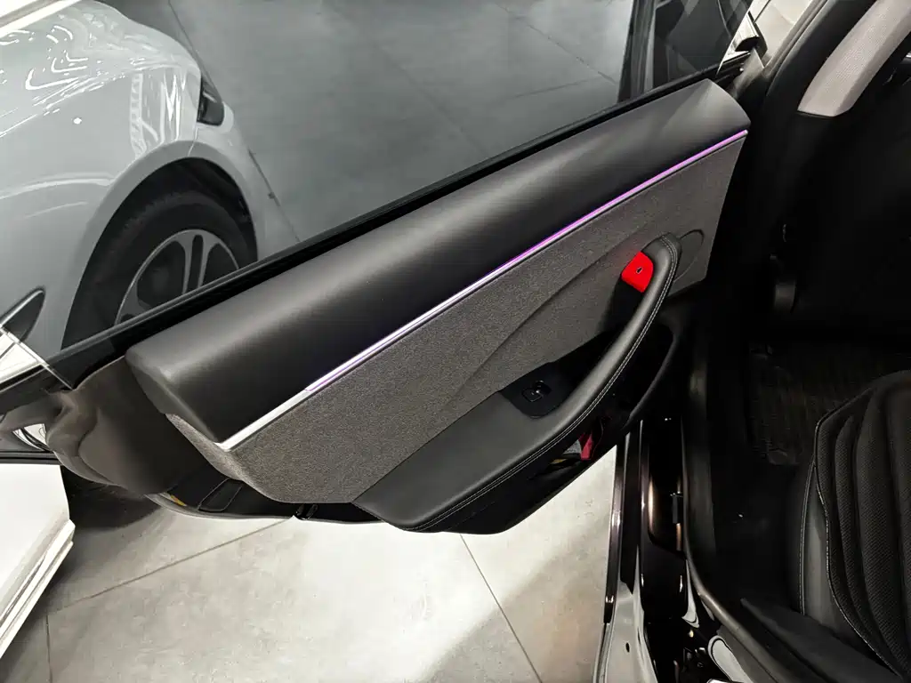 Tesla Model 3 — миниатюра 7
