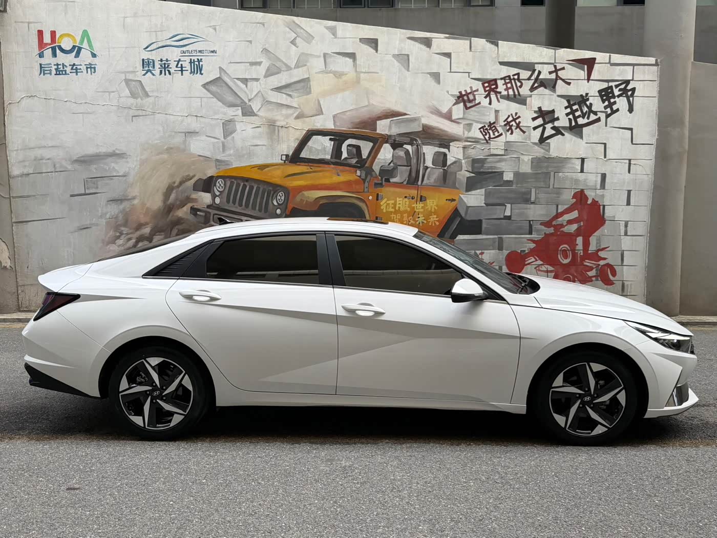 Hyundai Elantra 1.5 л 2023 г. Белый, пробег 12000 км