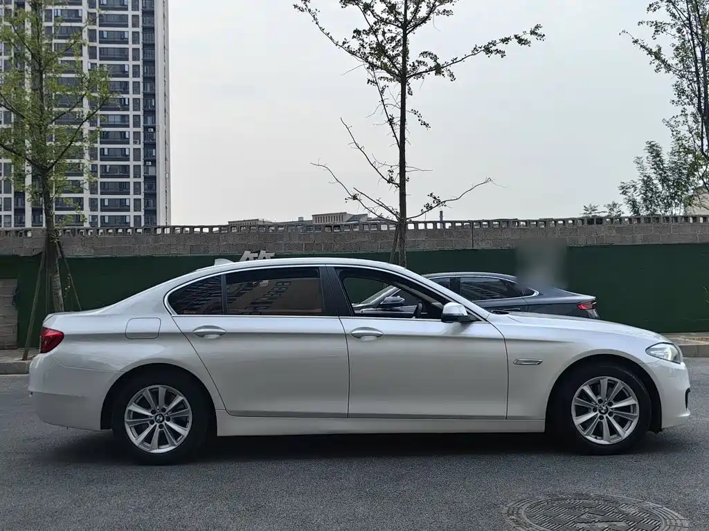 BMW 5 Series — миниатюра 5