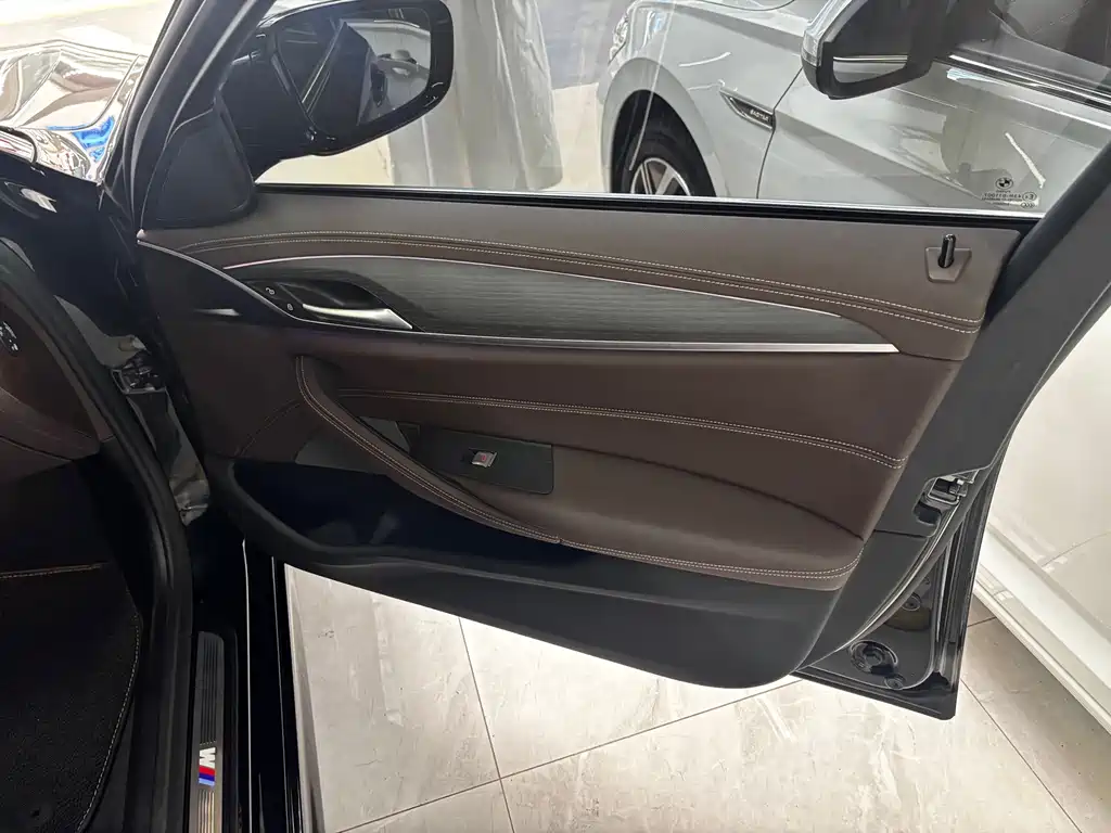 BMW 5 Series — миниатюра 12