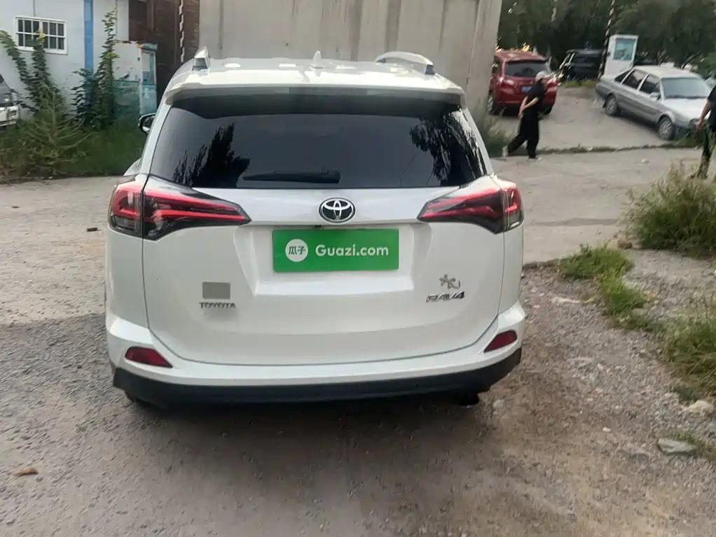 Toyota RAV4 — миниатюра 10