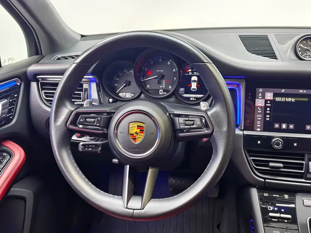 PORSCHE MACAN