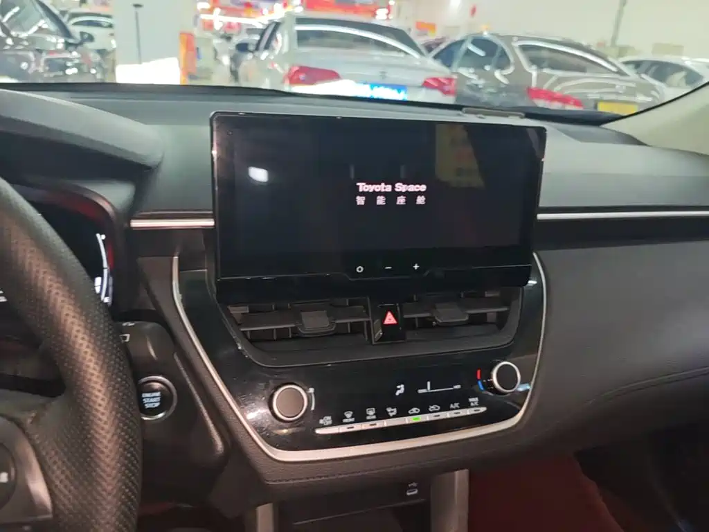 Toyota Corolla Cross — миниатюра 13