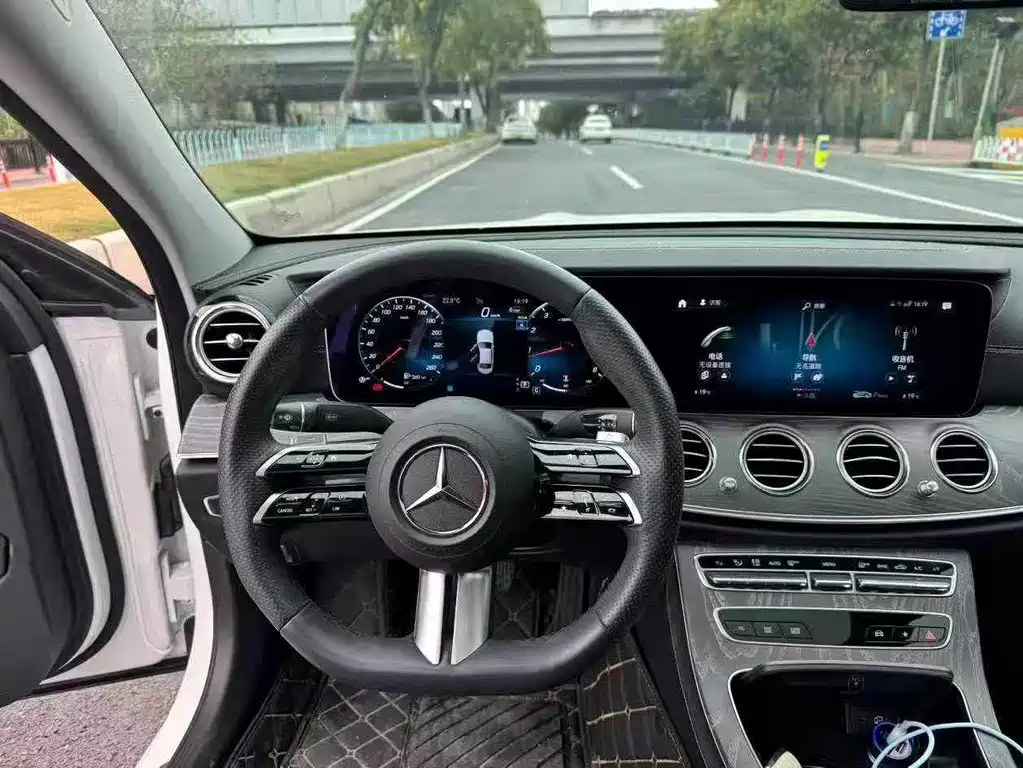 MERCEDES-BENZ E CLASS