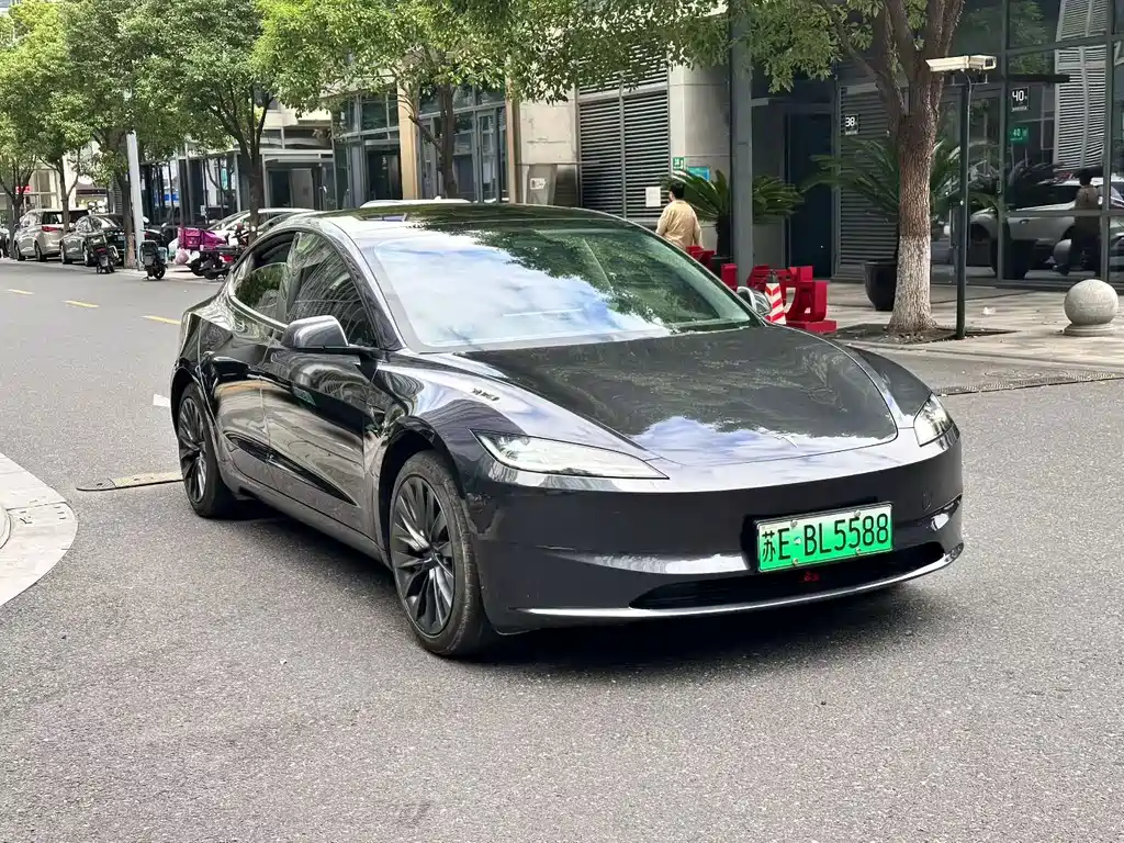 Tesla Model 3 — миниатюра 3