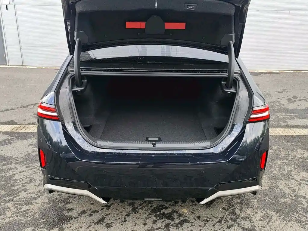 BMW i5 — миниатюра 7