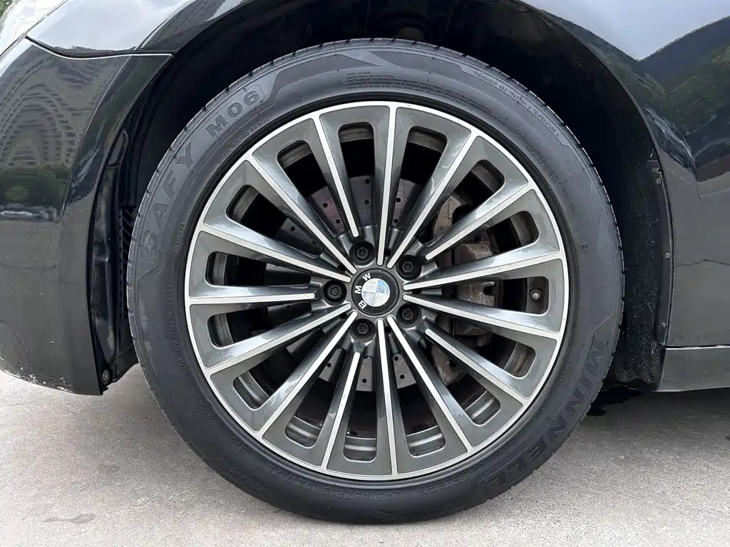 BMW 7 Series — миниатюра 9