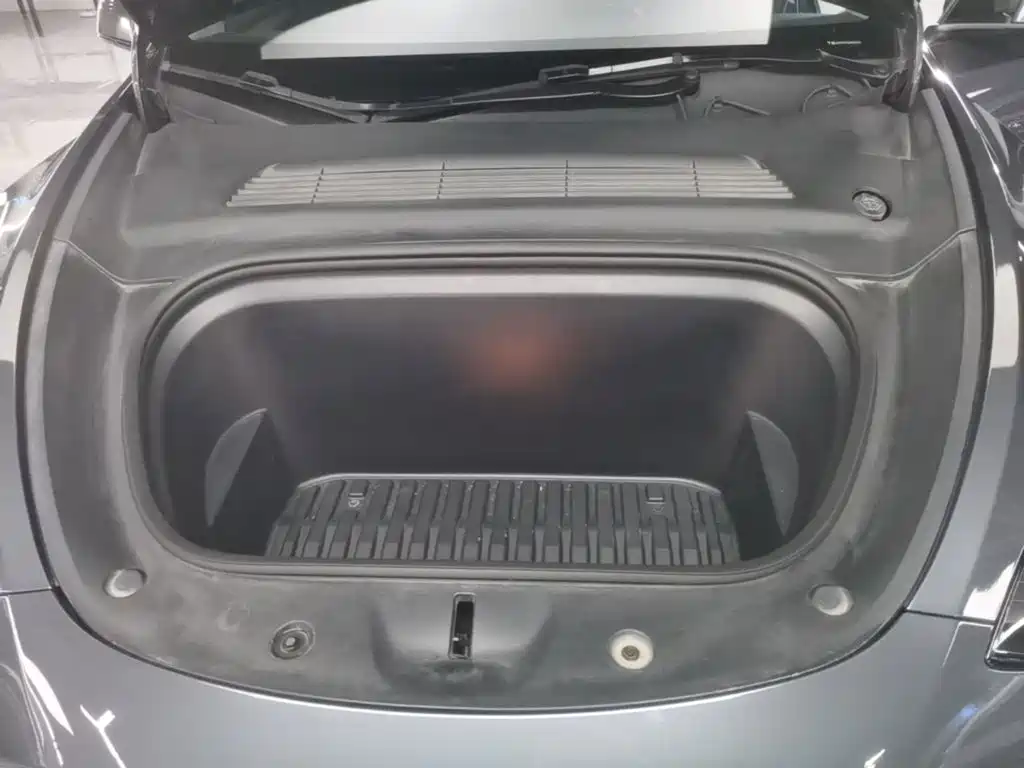 Tesla Model Y — миниатюра 20