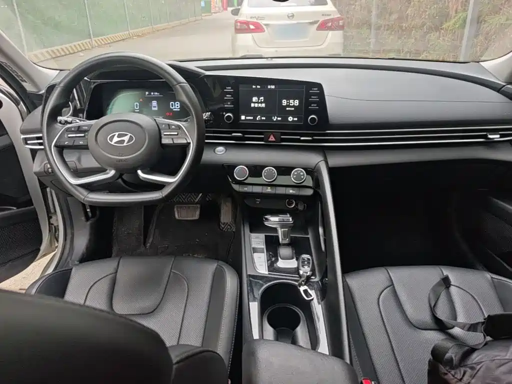 Hyundai Elantra — миниатюра 10