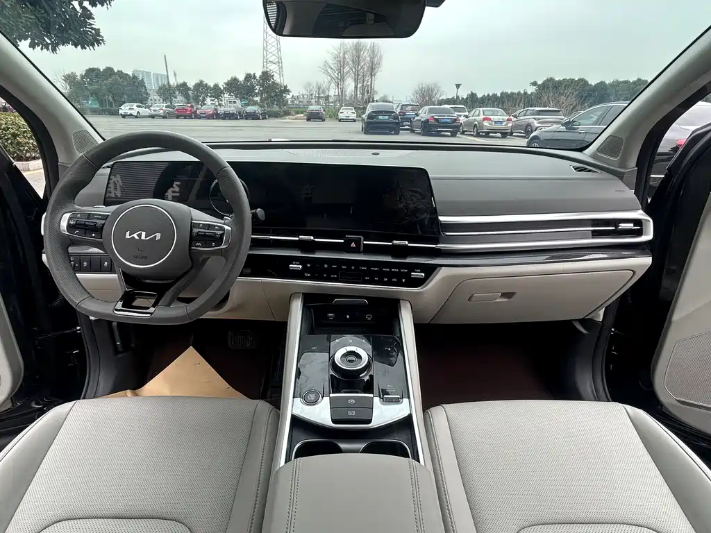 KIA LION PLATINUM EXPANDS THE WORLD