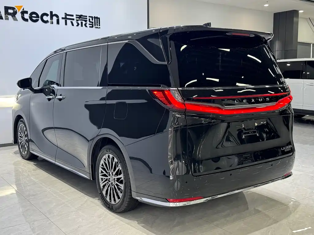 Lexus LM 2023 500h мест