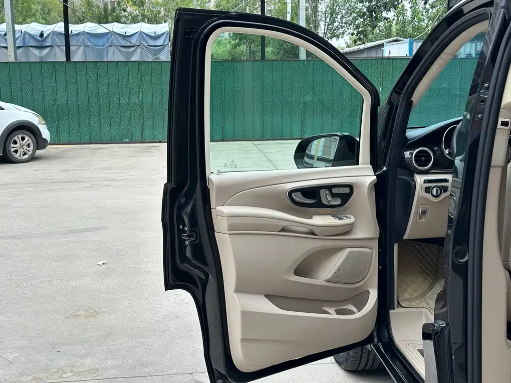 Mercedes-Benz V-Class — миниатюра 17
