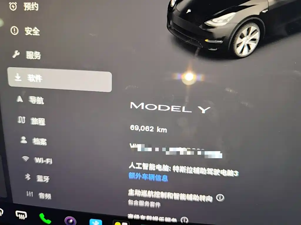 Tesla Model Y — миниатюра 12