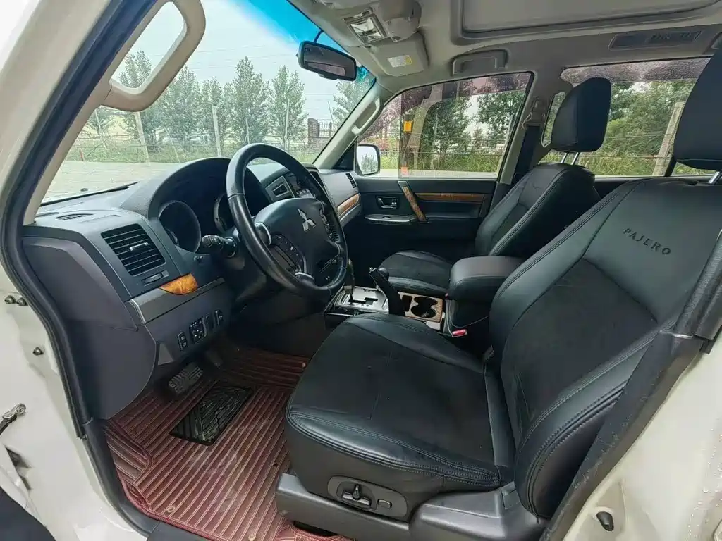 MITSUBISHI PAJERO