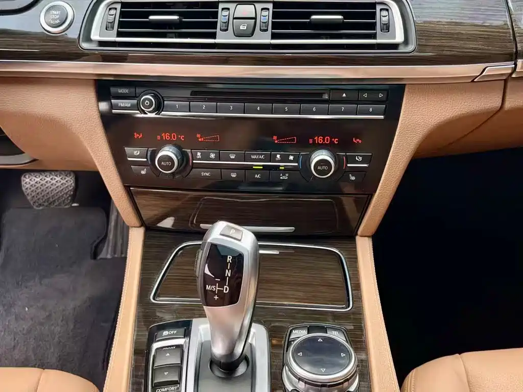 BMW 7 Series — миниатюра 8
