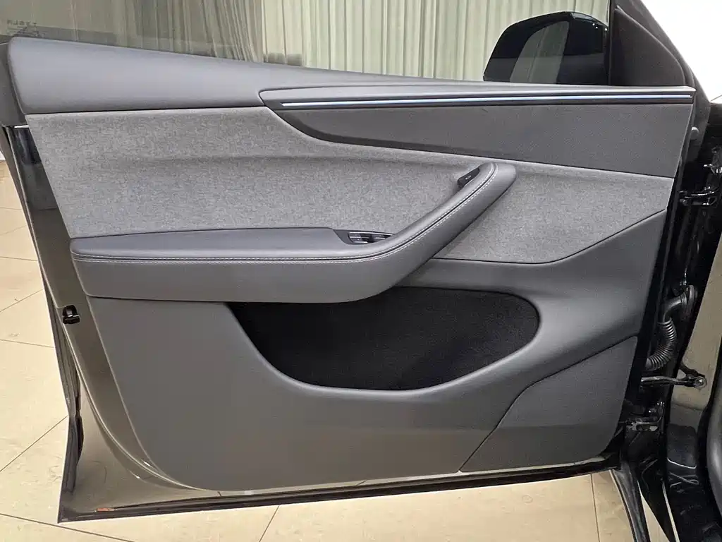 Tesla Model Y — миниатюра 8