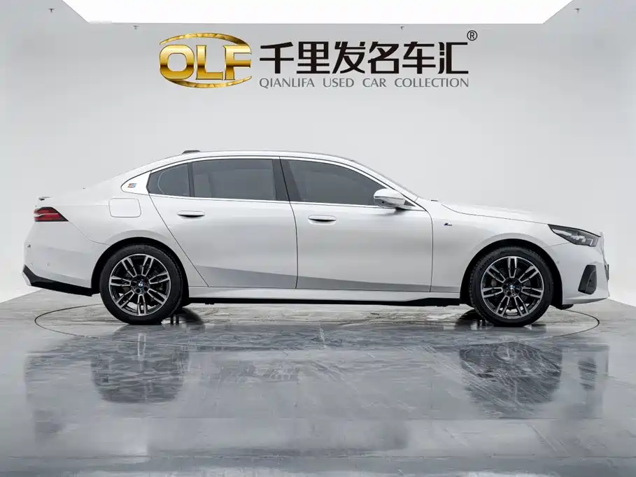 BMW 5 Series — миниатюра 4
