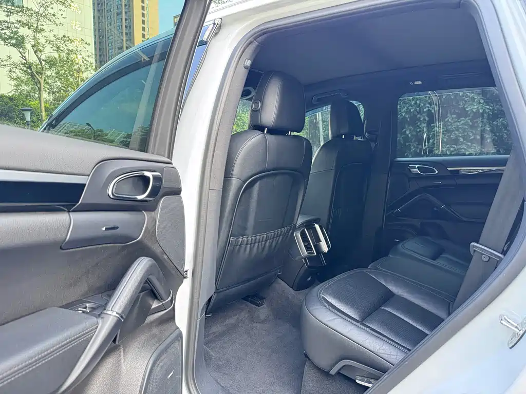 Porsche Cayenne — миниатюра 8