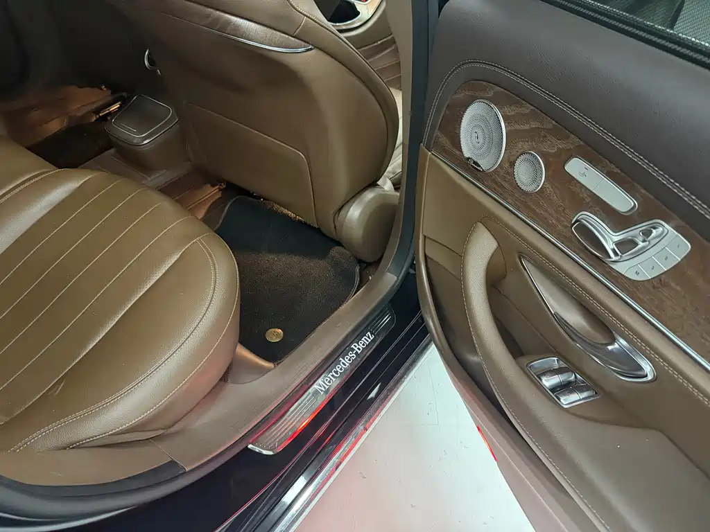 Mercedes-Benz E-Class — миниатюра 2