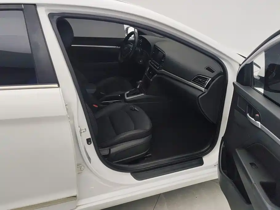 Hyundai Elantra — миниатюра 8