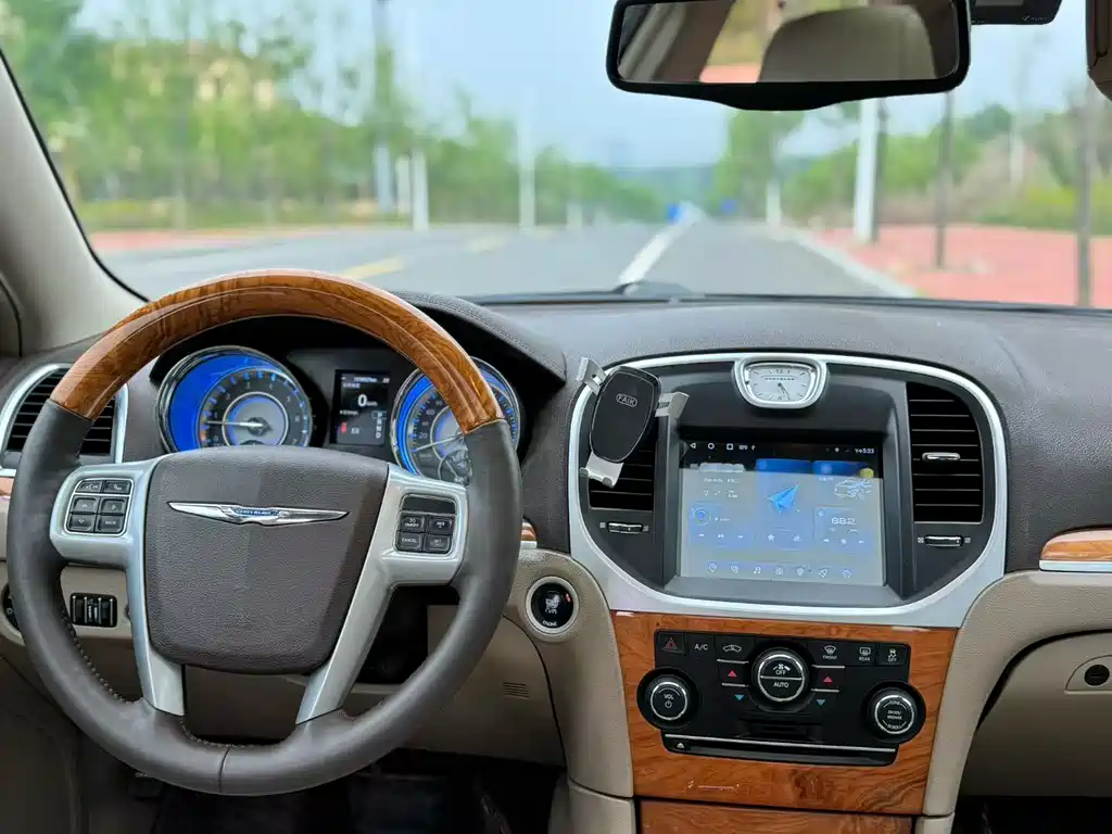 Chrysler 300C 3.6L Premium Comfort Edition, фото 15