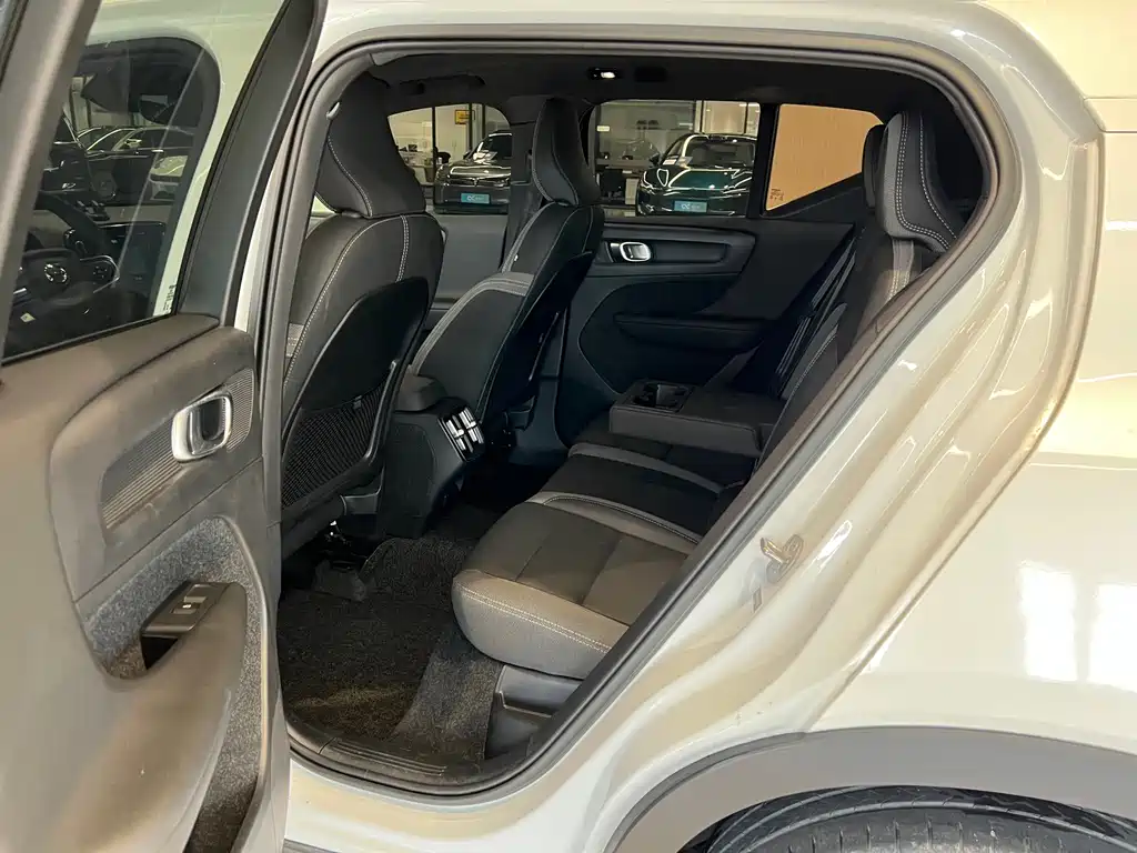 Volvo XC40 — миниатюра 11