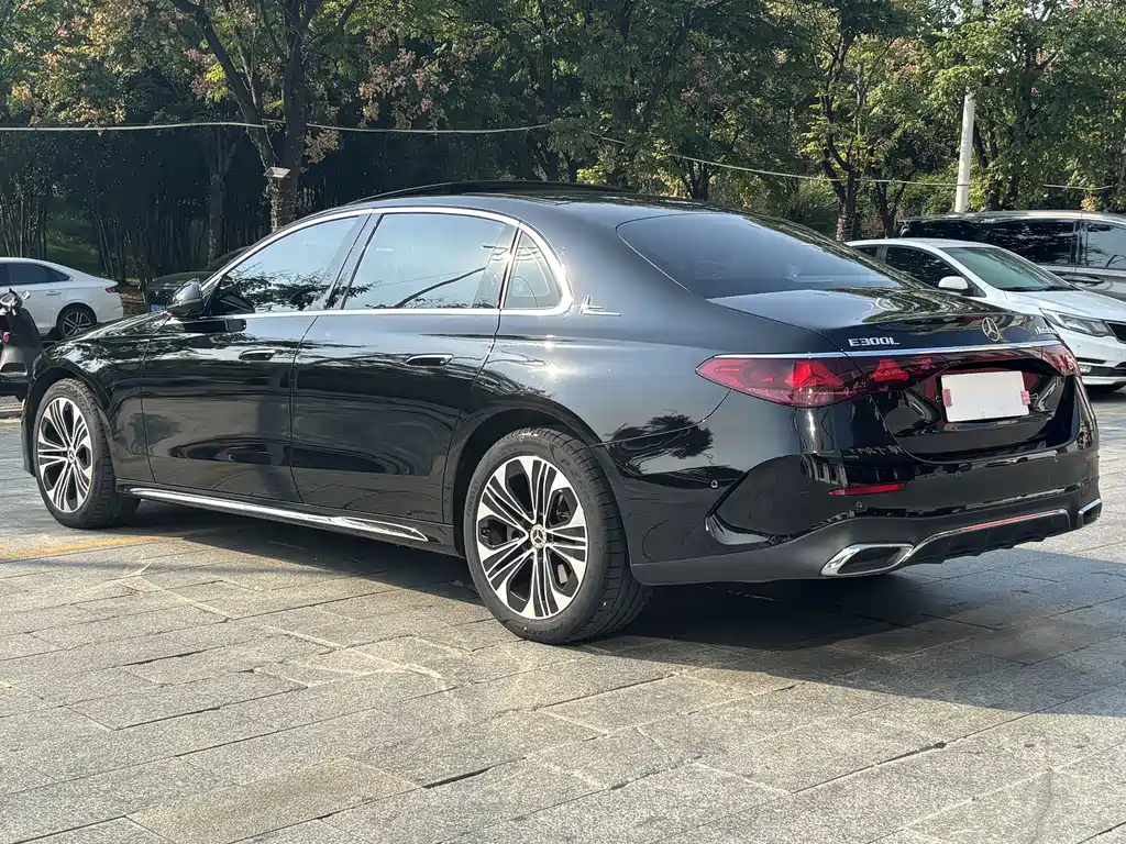 Mercedes-Benz E-Class — миниатюра 11