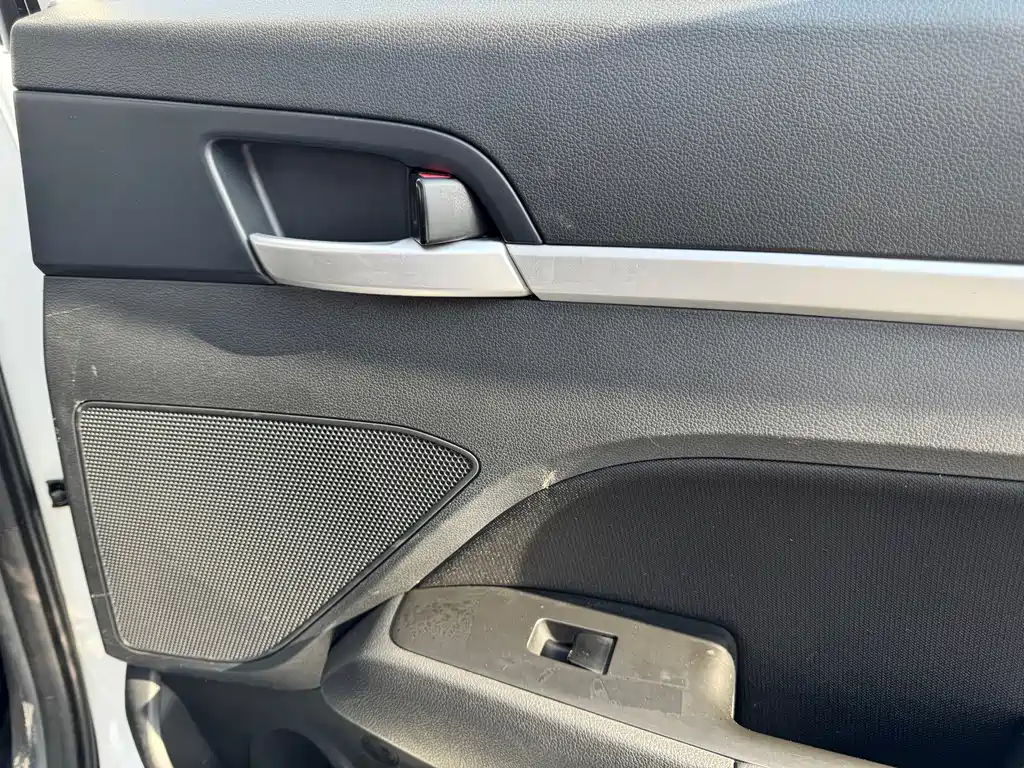 Hyundai Elantra — миниатюра 8