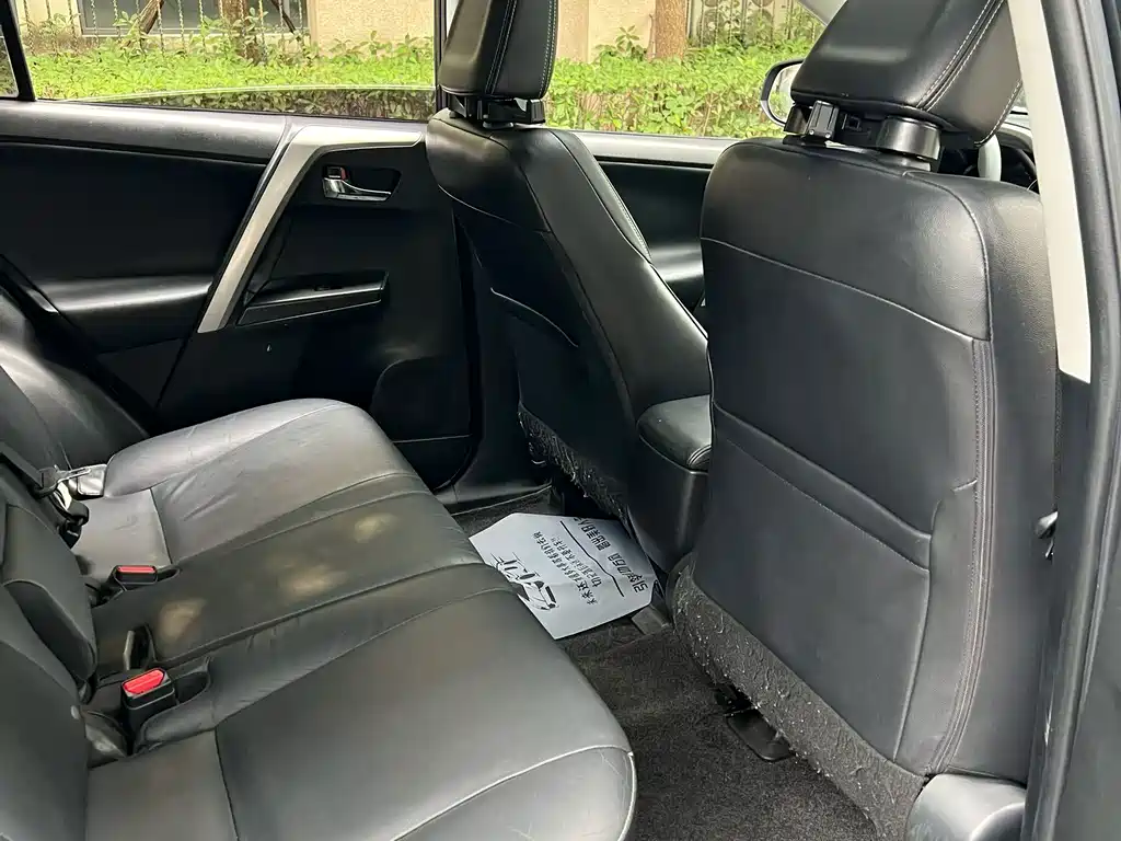 Toyota RAV4 — миниатюра 8