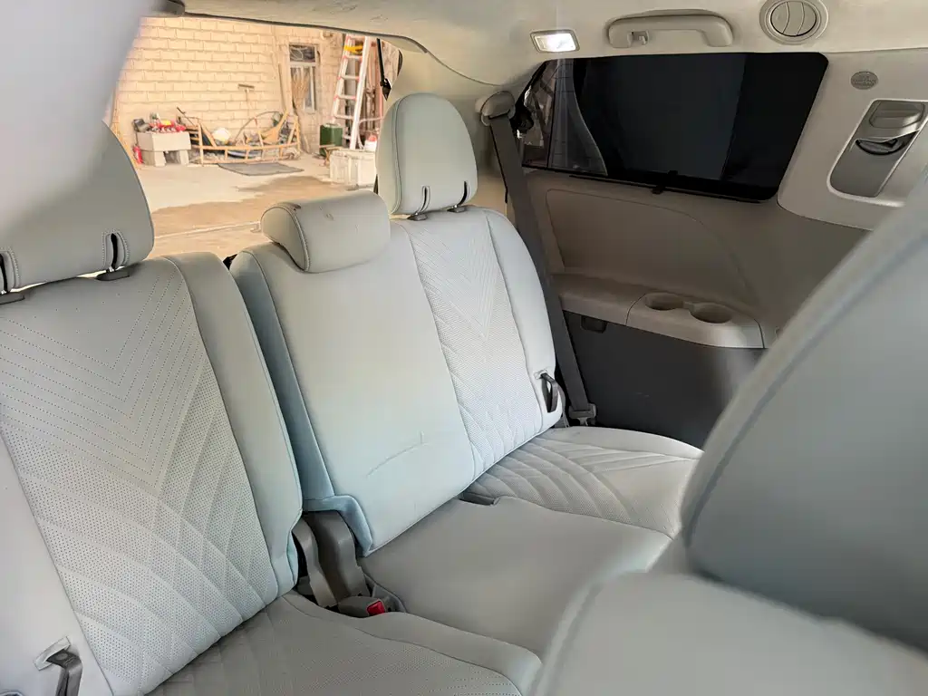 Toyota Sienna — миниатюра 17
