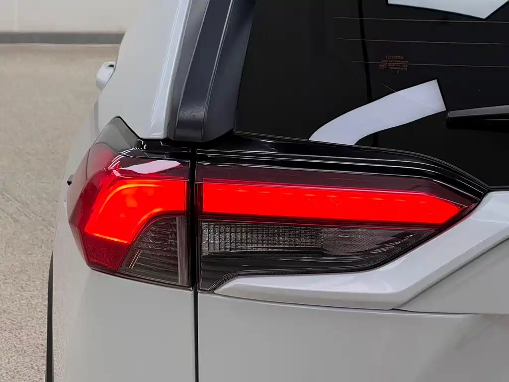 Toyota RAV4 Prime — миниатюра 10