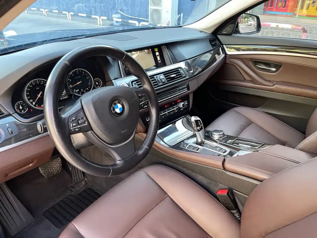 BMW 5 Series — миниатюра 12