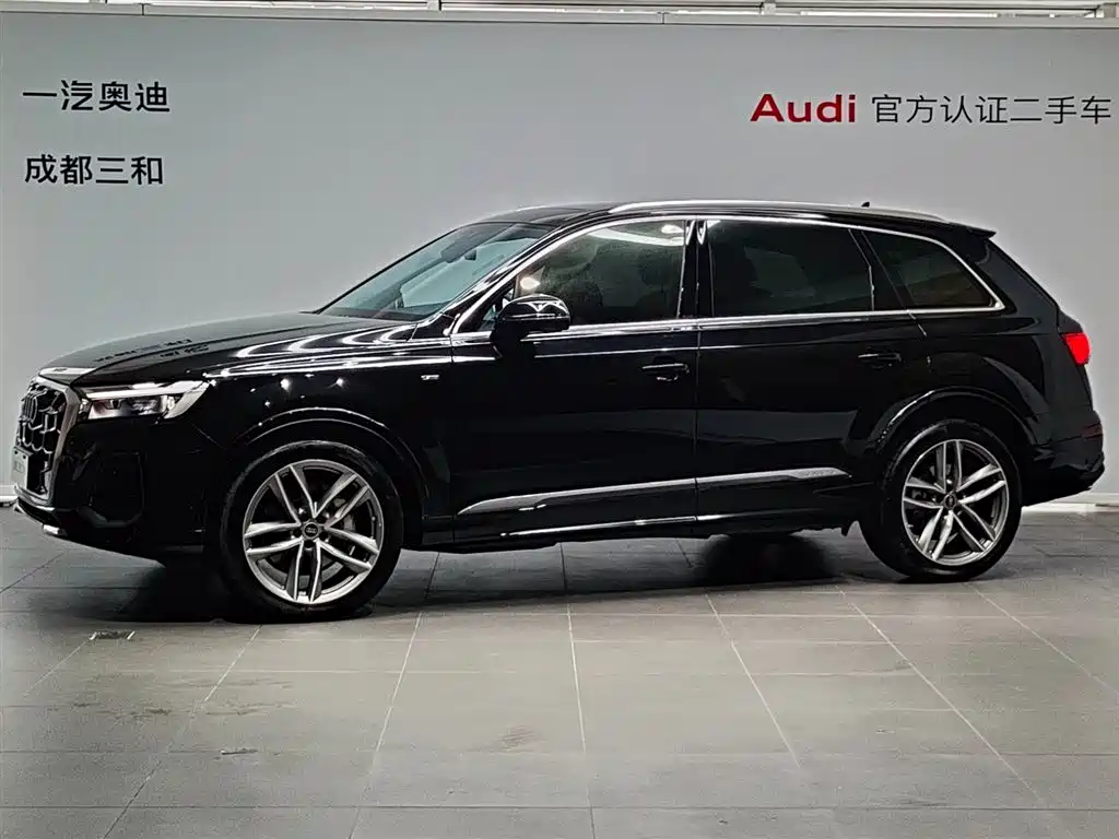 奥迪Q7 2025款 55 TFSI quattro S line运动型 2025
