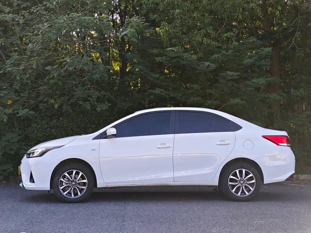 Toyota Yaris L — миниатюра 2