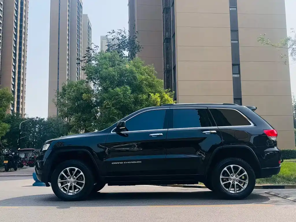 Jeep Grand Cherokee (Import) — миниатюра 4