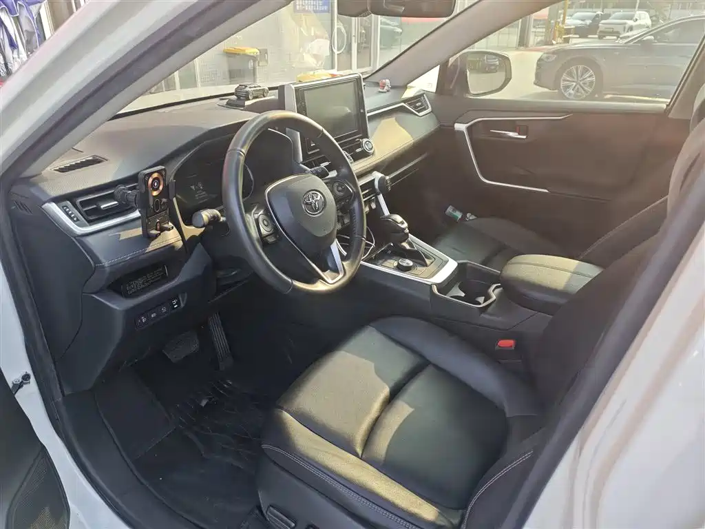 Toyota RAV4 — миниатюра 7