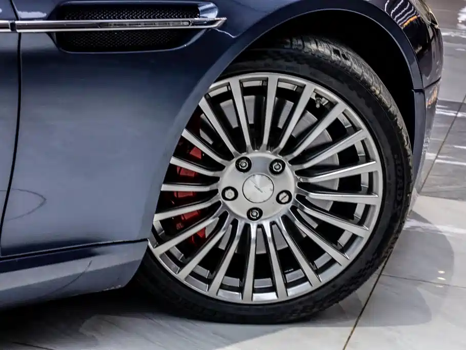 Aston Martin Rapide — миниатюра 18