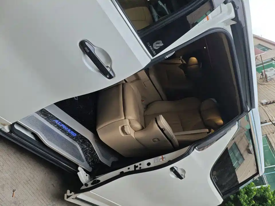 Toyota Alphard — миниатюра 8