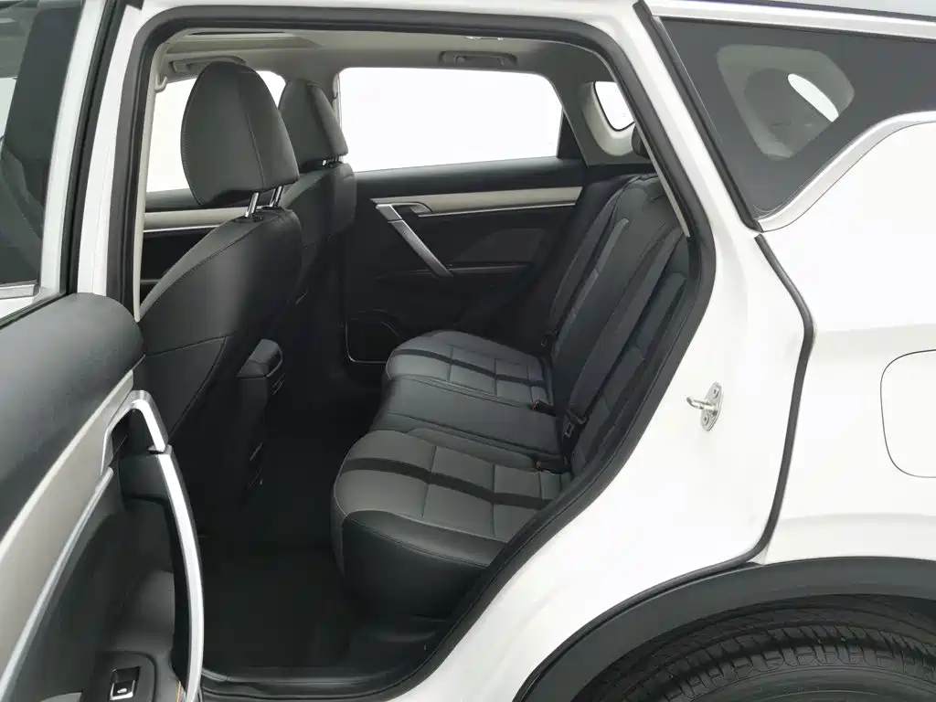 Geely Binyue — миниатюра 15