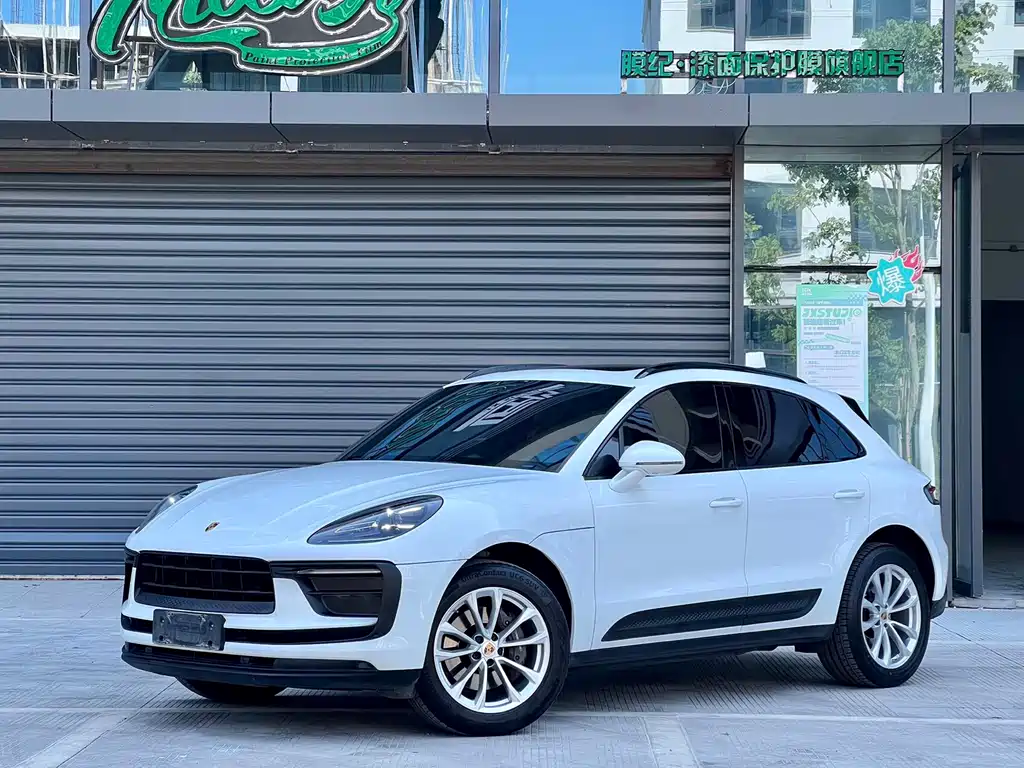 PORSCHE MACAN