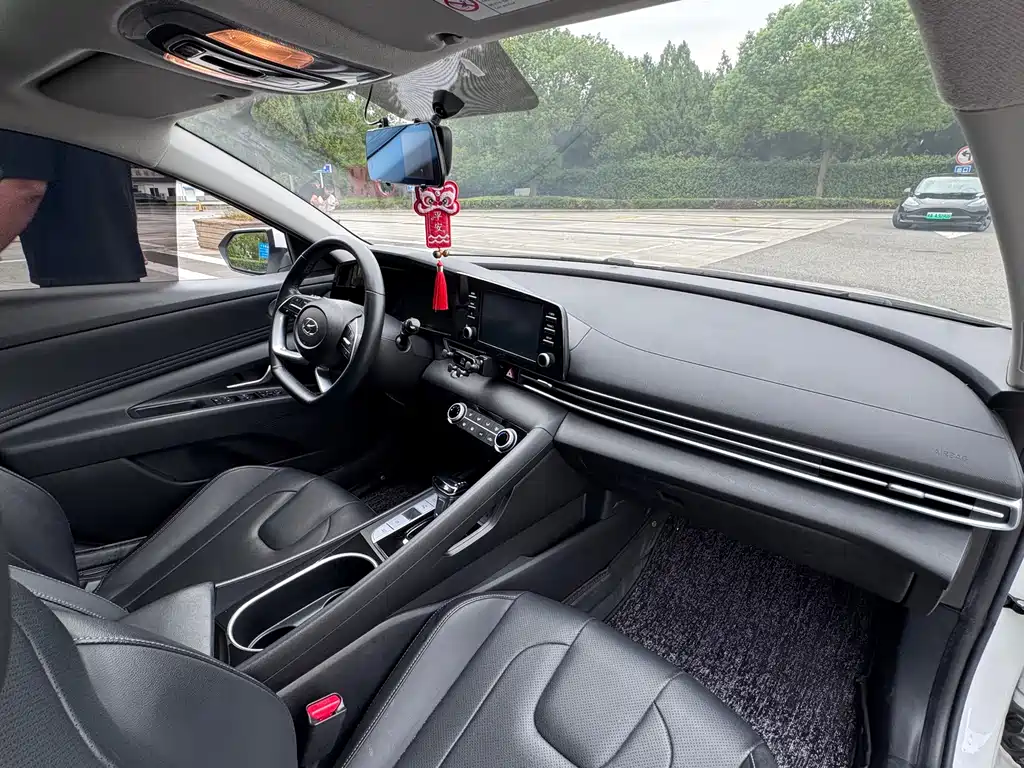 Hyundai Elantra — миниатюра 10