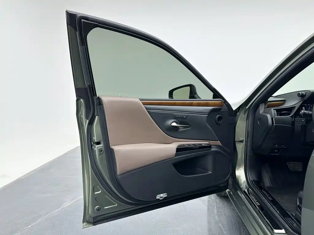Lexus ES — миниатюра 11