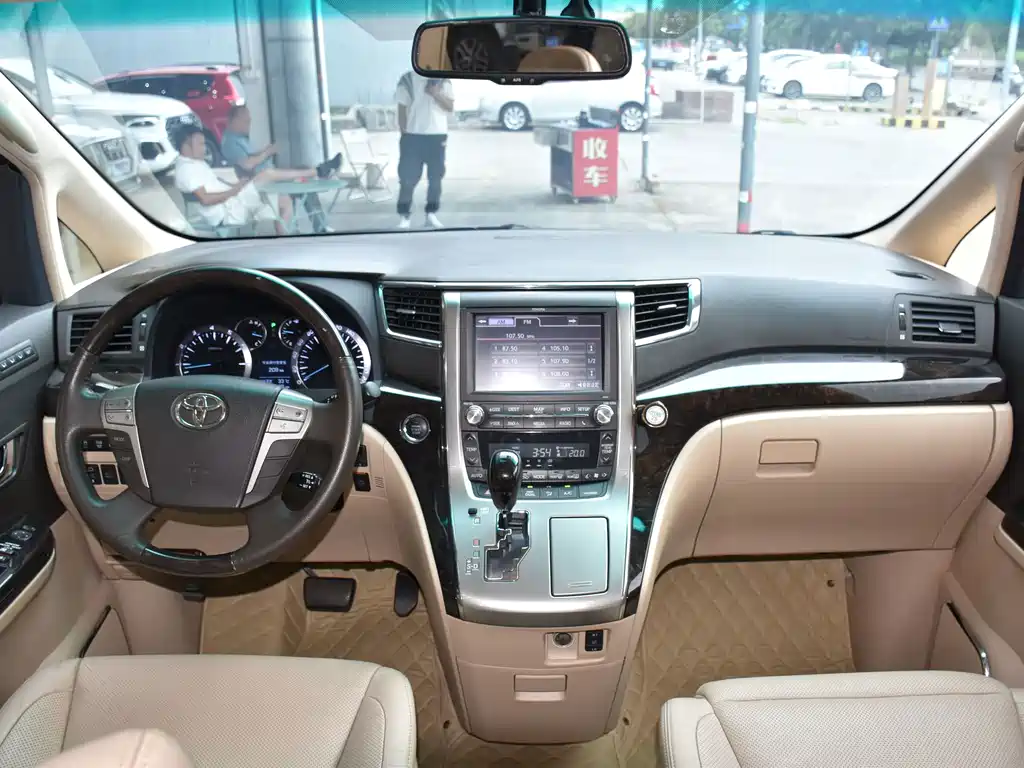 Toyota Alphard — миниатюра 5