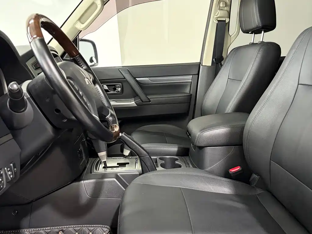 Mitsubishi Pajero (Import) — миниатюра 7