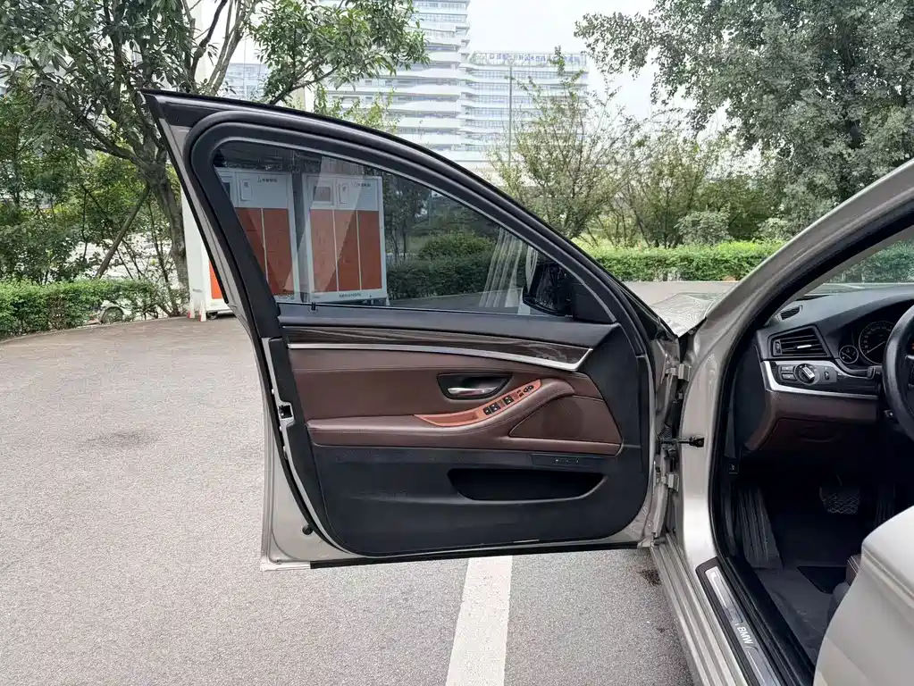 BMW 5 Series — миниатюра 18