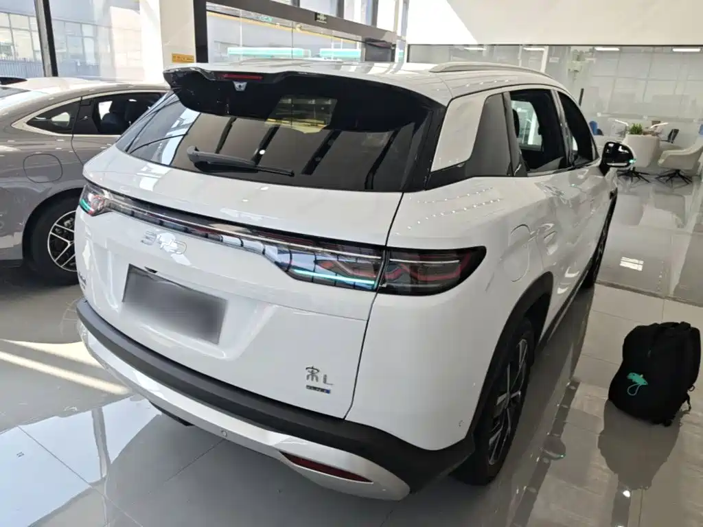 Заказать BYD L DM-i 2026 года за 2 667 819 ₽  из Китая
