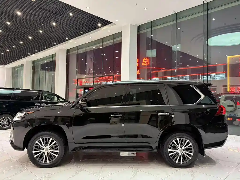 Lexus LX 570 Dynamic Luxury Edition, фото 4