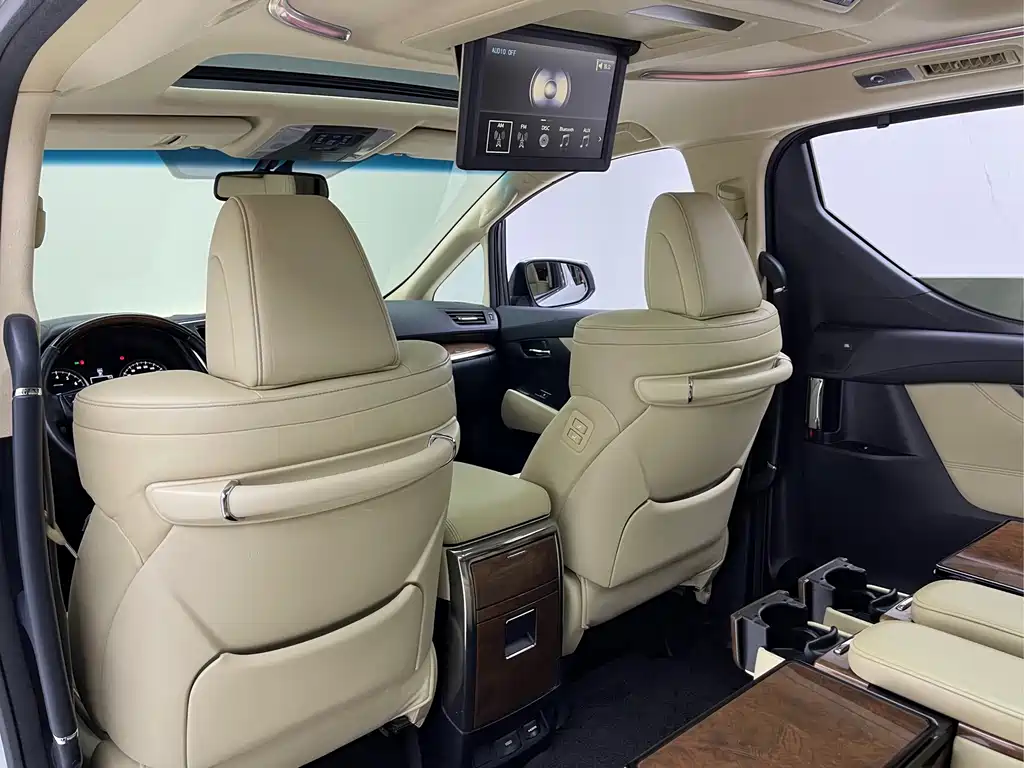 Toyota Alphard — миниатюра 9